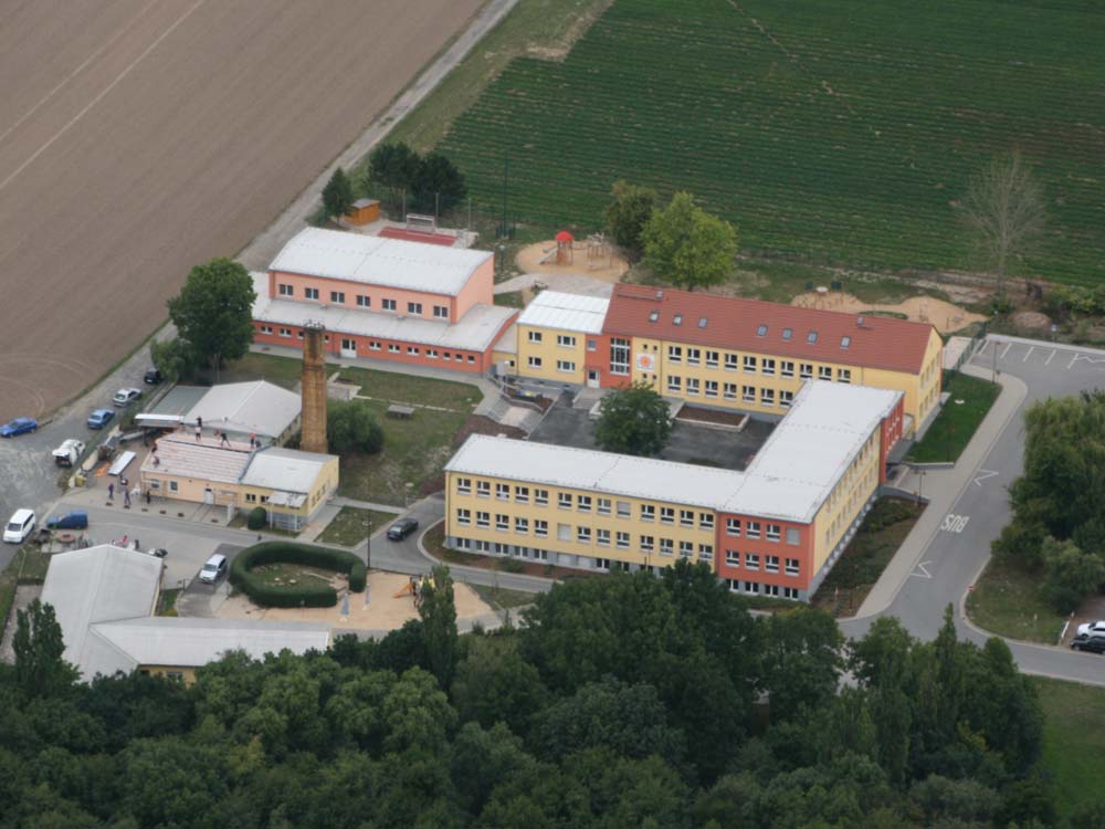 Schule, Luftbild, Blick Hofseite